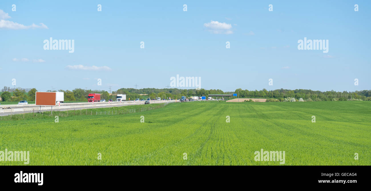 Street con un po' di traffico in ambiente rurale in Hohenlohe, un quartiere a sud della Germania Foto Stock