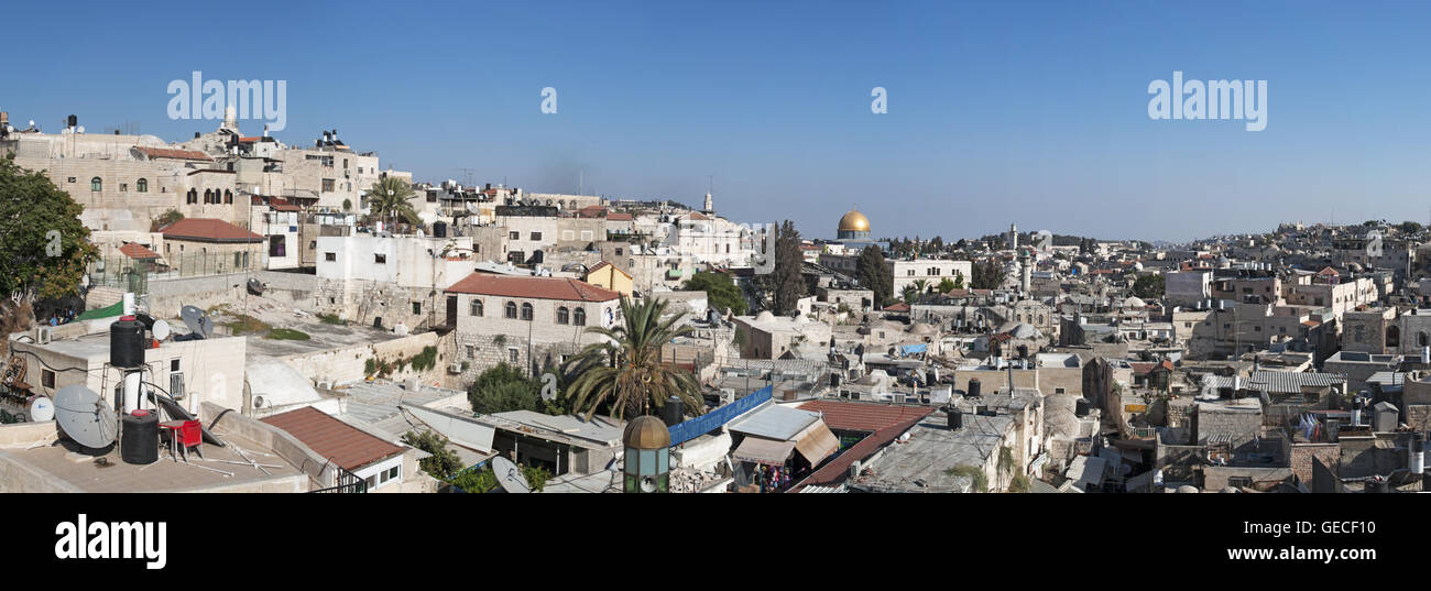 Gerusalemme, Israele: lo skyline della città vecchia con la Cupola della Roccia visto dal tour a piedi sulle sue antiche mura, la cui lunghezza è di 4018 metri Foto Stock