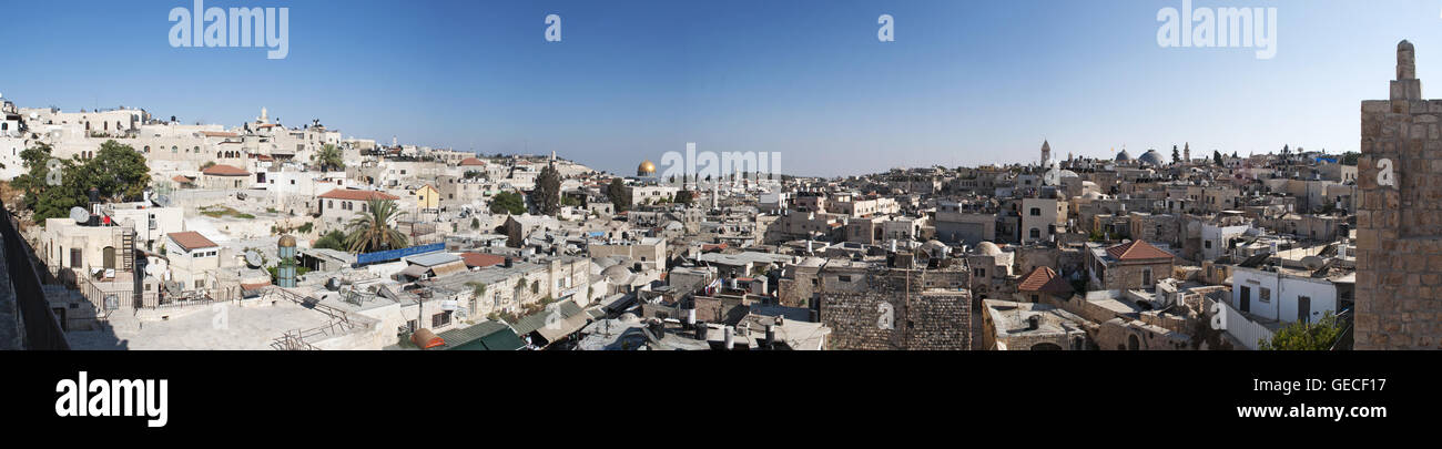 Gerusalemme, Israele: lo skyline della città vecchia con la Cupola della Roccia visto dal tour a piedi sulle sue antiche mura, la cui lunghezza è di 4018 metri Foto Stock