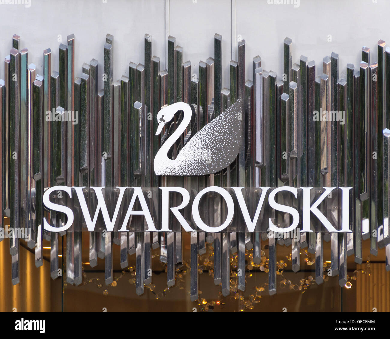 Swarovski swan segno a loro Kightsbridge negozio di Londra Foto Stock