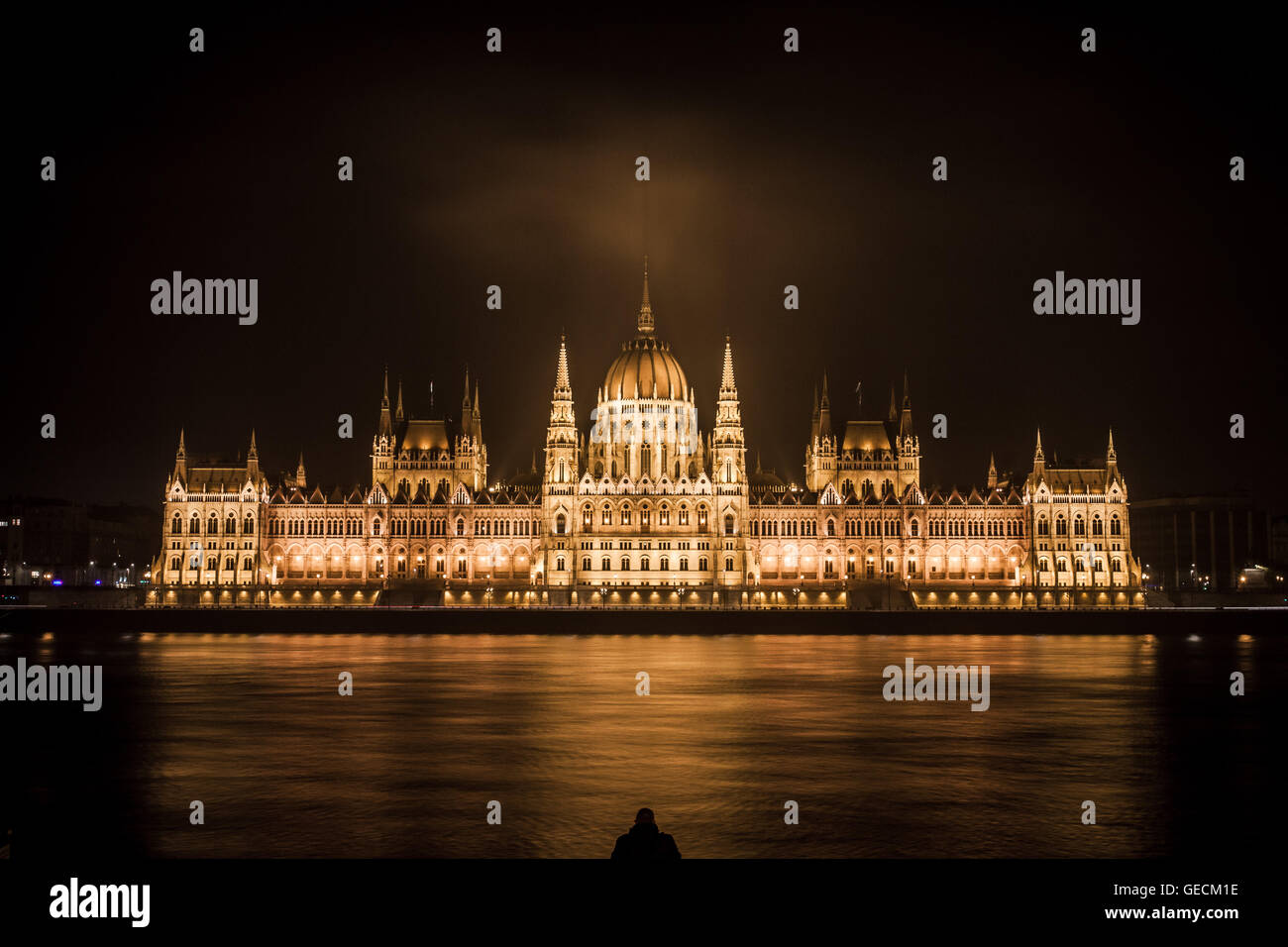 Il Parlamento di Budapest di notte sopra il fiume Danubio Foto Stock