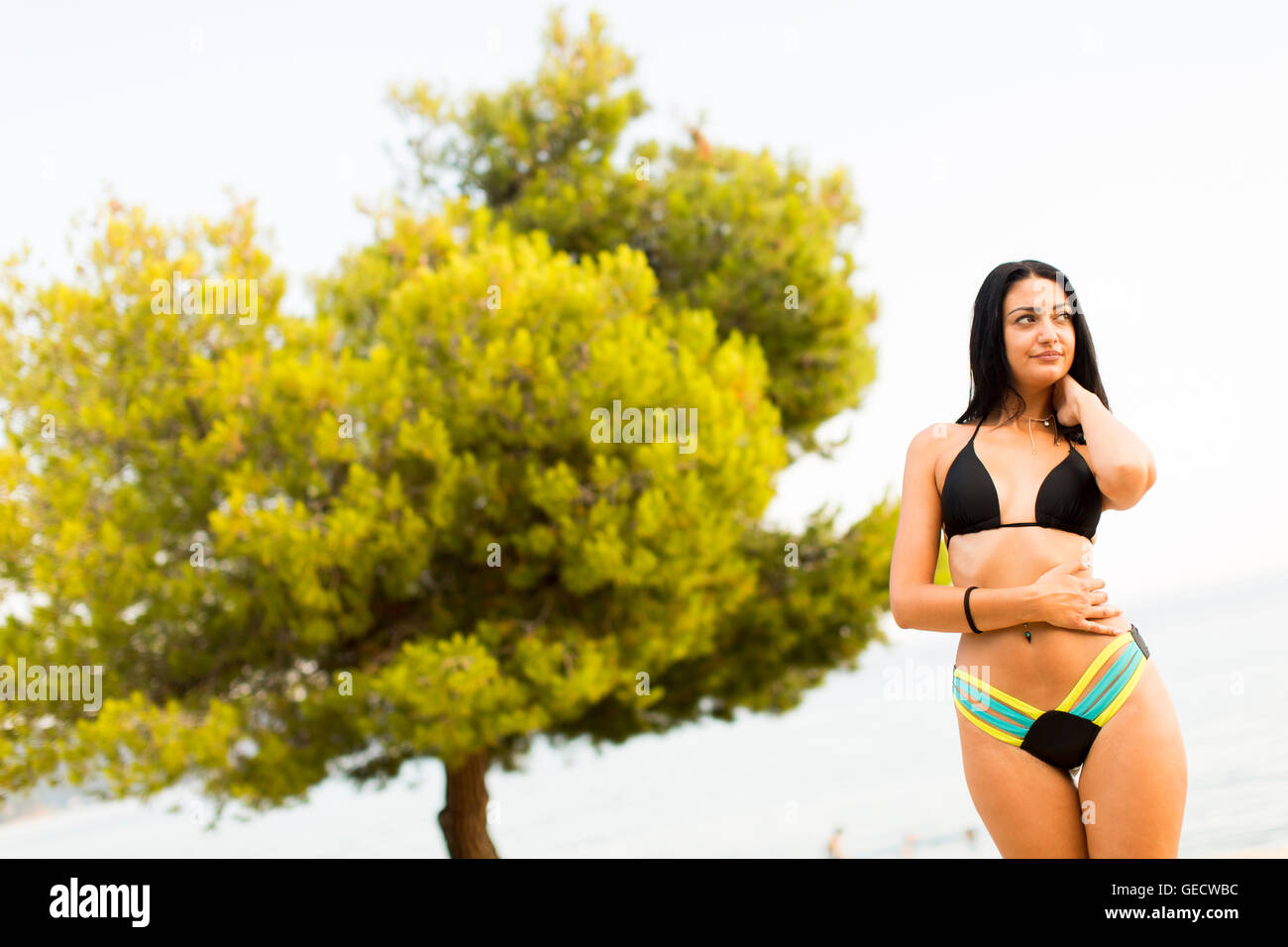 Bella giovane donna sulla spiaggia sabbiosa di estate Foto Stock