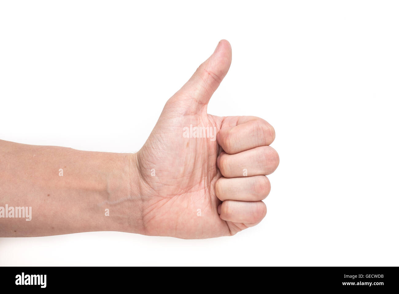 Primo piano della mano maschio mostra Thumbs up su sfondo bianco Foto Stock