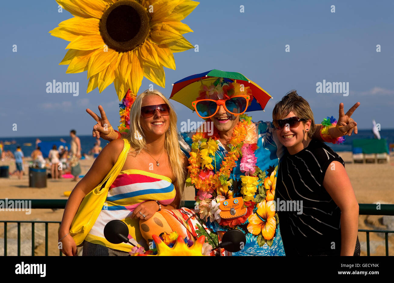 Lloret de Mar i turisti con pubblicità l'uomo. Egli annuncia St Trop discoteca. Costa Brava. La provincia di Girona. La Catalogna. Spagna Foto Stock