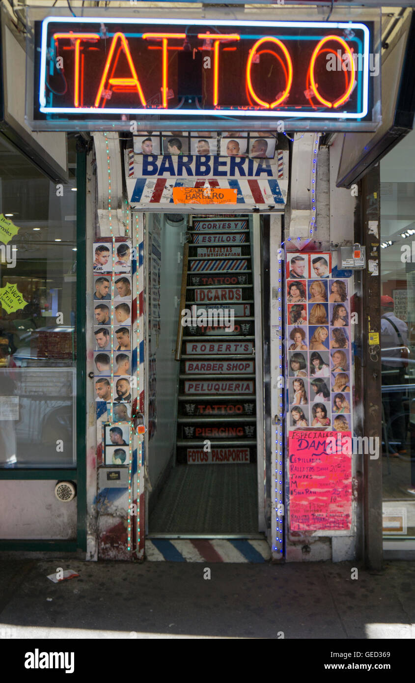 L'ESTERNO DI ROBERT'S BARBER SHOP a Roosevelt Avenue e ottantaduesima via a Jackson Heights, Queens, a New York Foto Stock