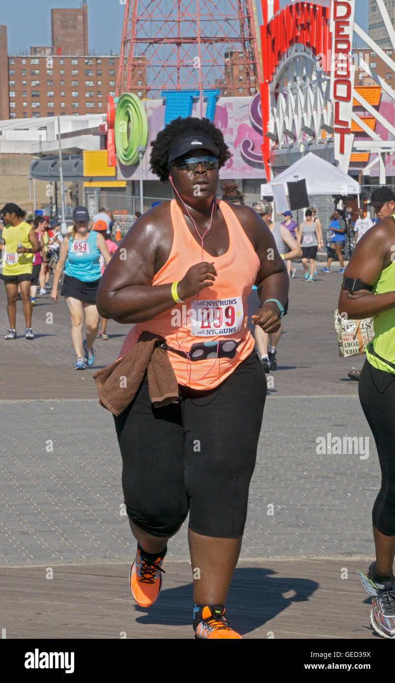 Una donna runner partecipa al Brooklyn cicloni 5k gara di Coney Island, Brooklyn, New York Foto Stock