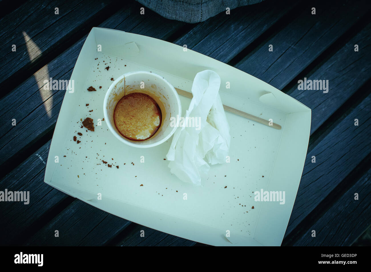 Finito di caffè, briciole e fracassato igienico nella casella Foto Stock