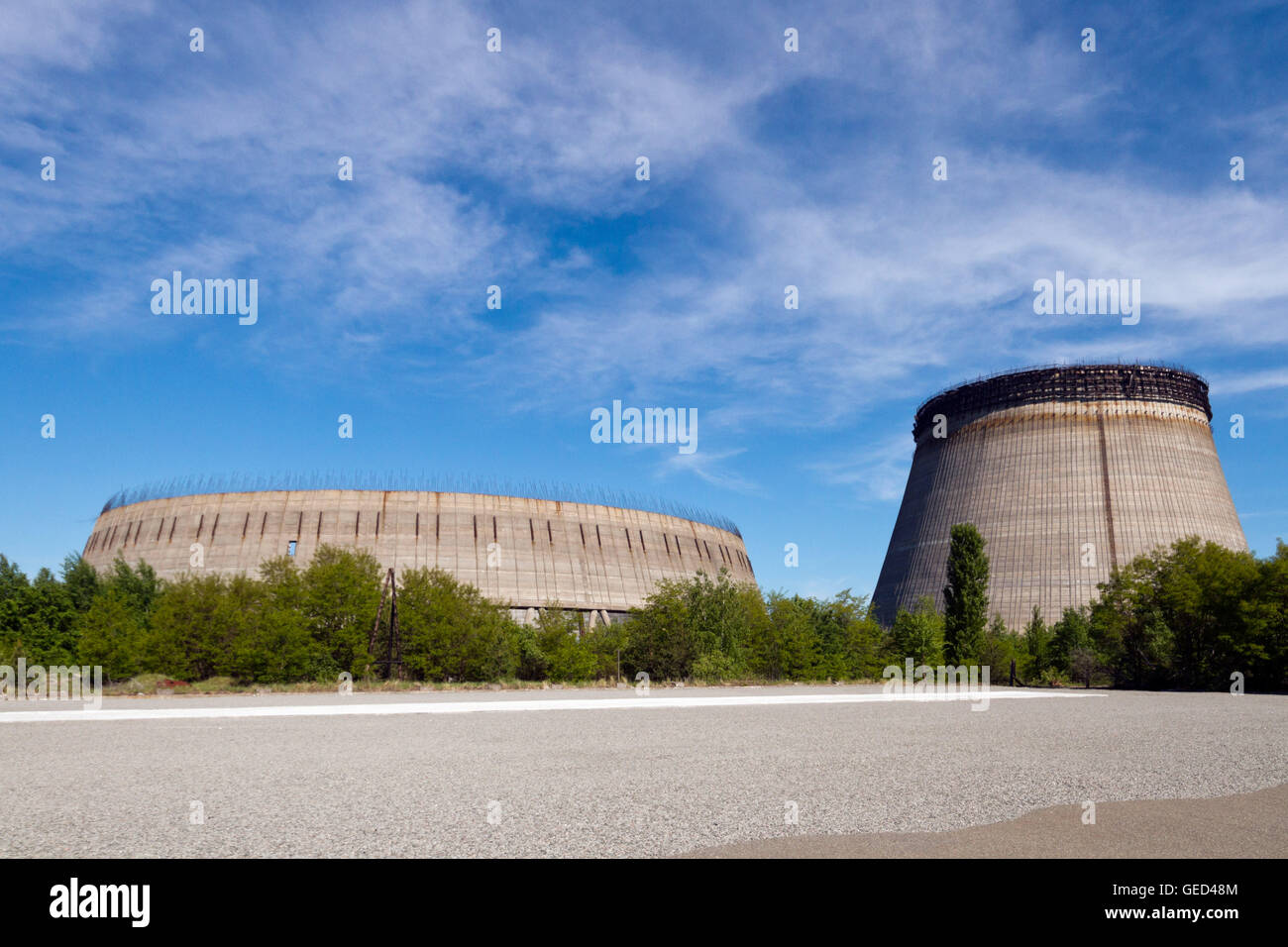 Torri di raffreddamento visibile all'interno di Chernobyl zona di esclusione, Ucraina Foto Stock