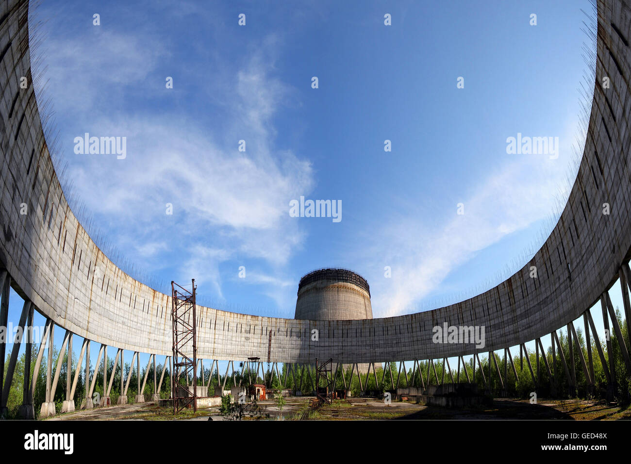 Torri di raffreddamento visibile all'interno di Chernobyl zona di esclusione, Ucraina Foto Stock