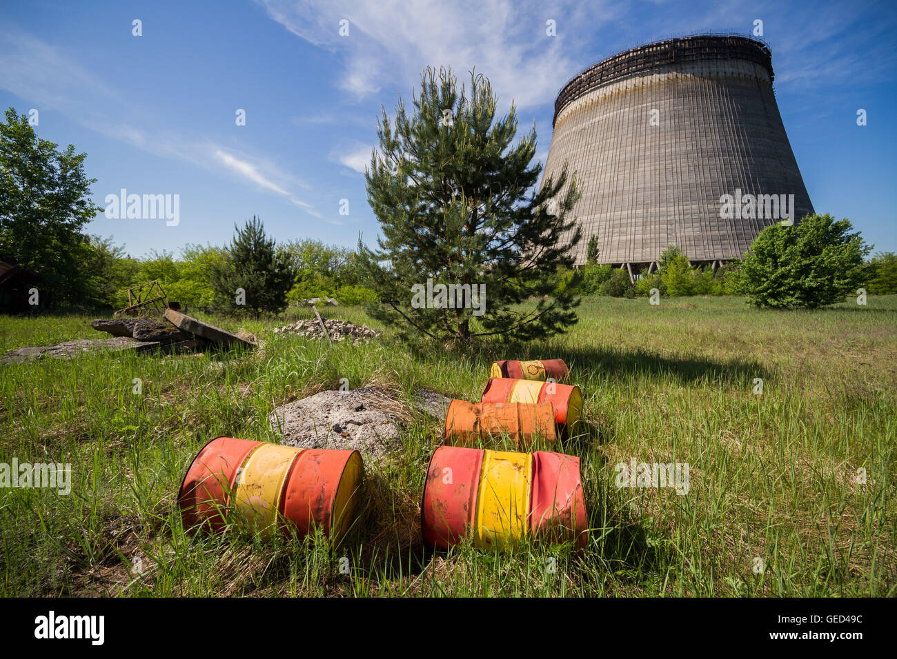 Torri di raffreddamento visibile all'interno di Chernobyl zona di esclusione, Ucraina Foto Stock