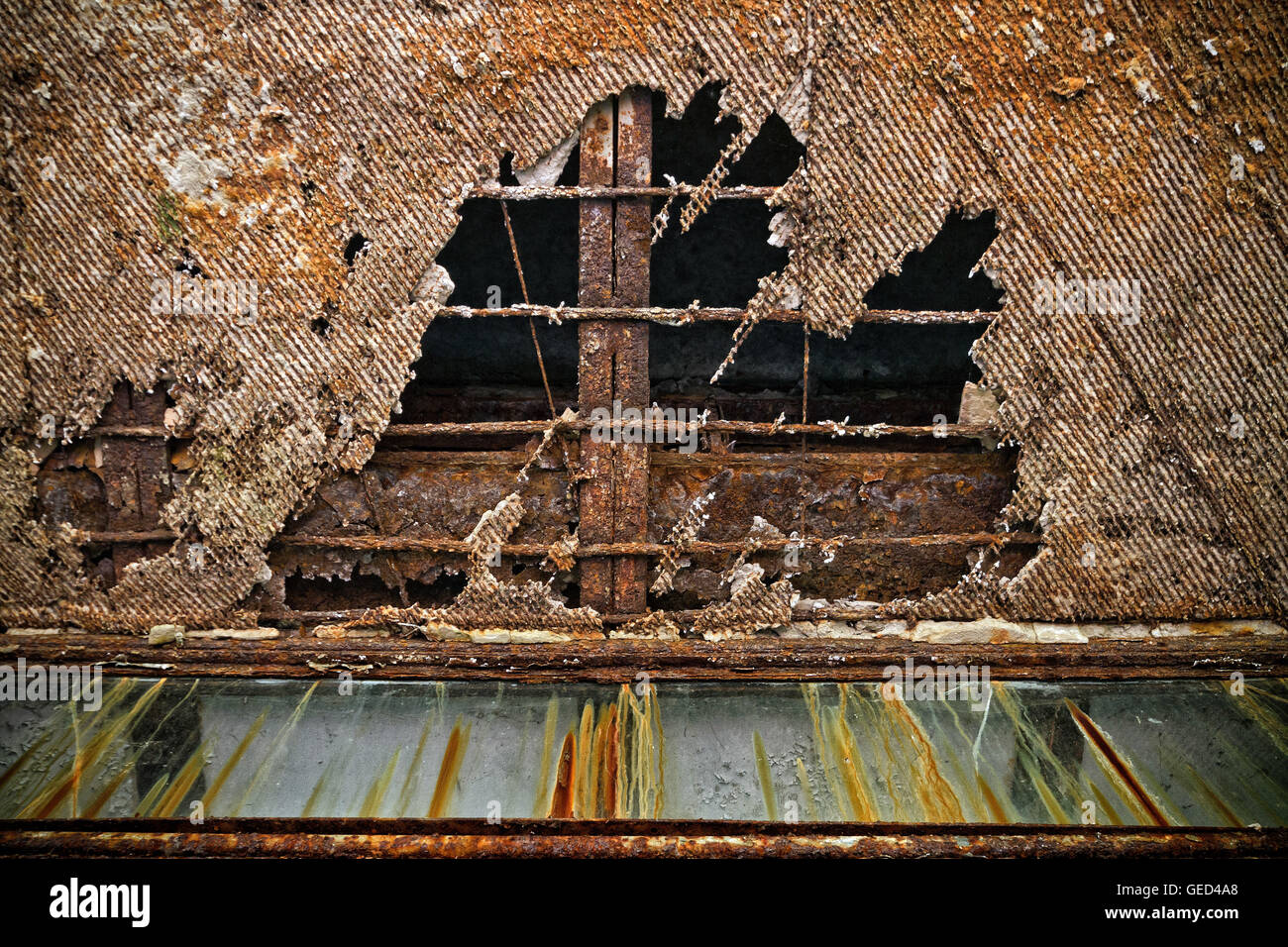 Abstract decadendo/arrugginendo metallo modelli individuati all'interno di Chernobyl zona di esclusione, Ucraina. Foto Stock