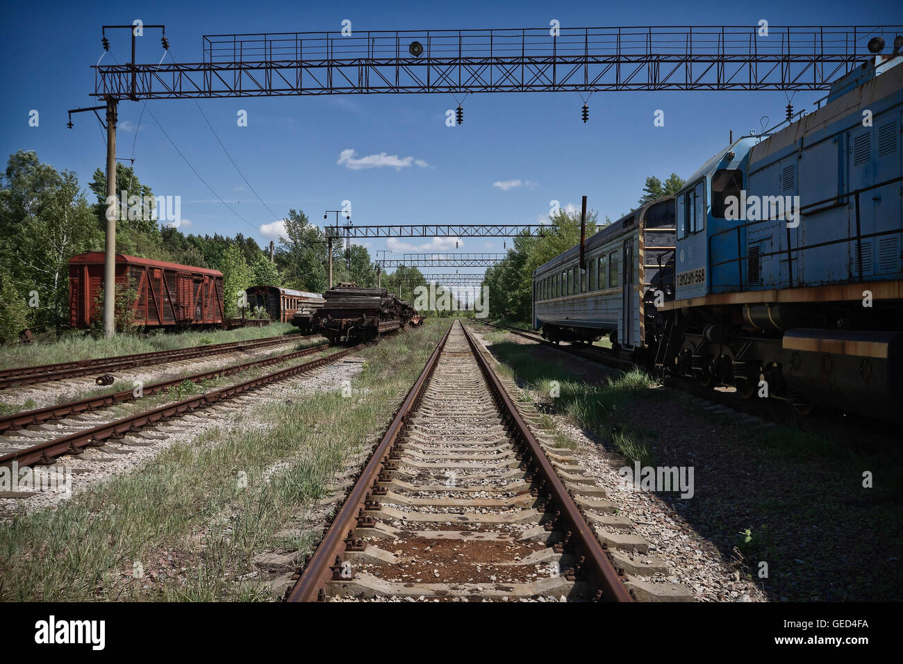 Decadendo treni e binari all'interno di Chernobyl zona di esclusione, Ucraina. Foto Stock