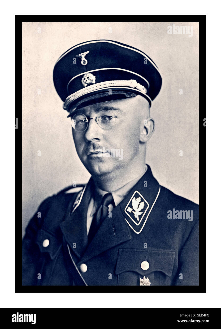 Heinrich Himmler Ritratto formale in uniforme Waffen SS. Politico nazionalsocialista tedesco. Comandante militare nazista polizia segreta & capo nazista pianificatore dell'Olocausto. Foto Stock