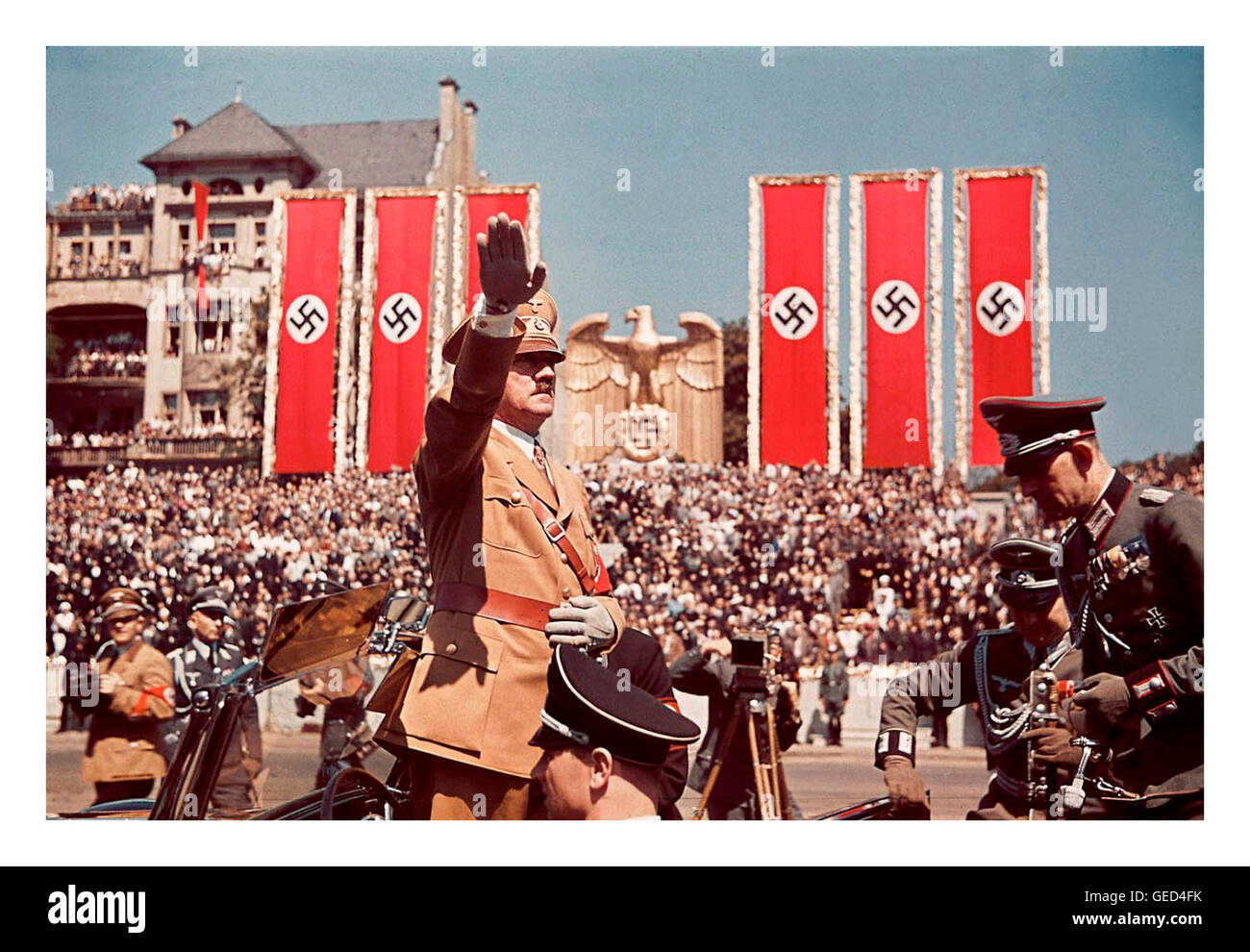 Adolf Hitler saluta le truppe della Legione Condor che combatté insieme ai nazionalisti spagnoli nella guerra civile spagnola durante un rally al loro ritorno in Germania (2H57MMG Hi -Res alternative) Foto Stock