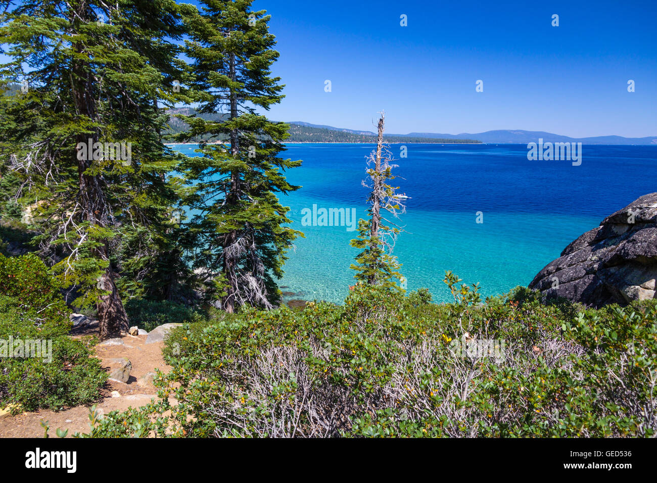 Aqua, turchese e le acque blu del lago di Tahoe dal sentiero Rubicone, CA Foto Stock