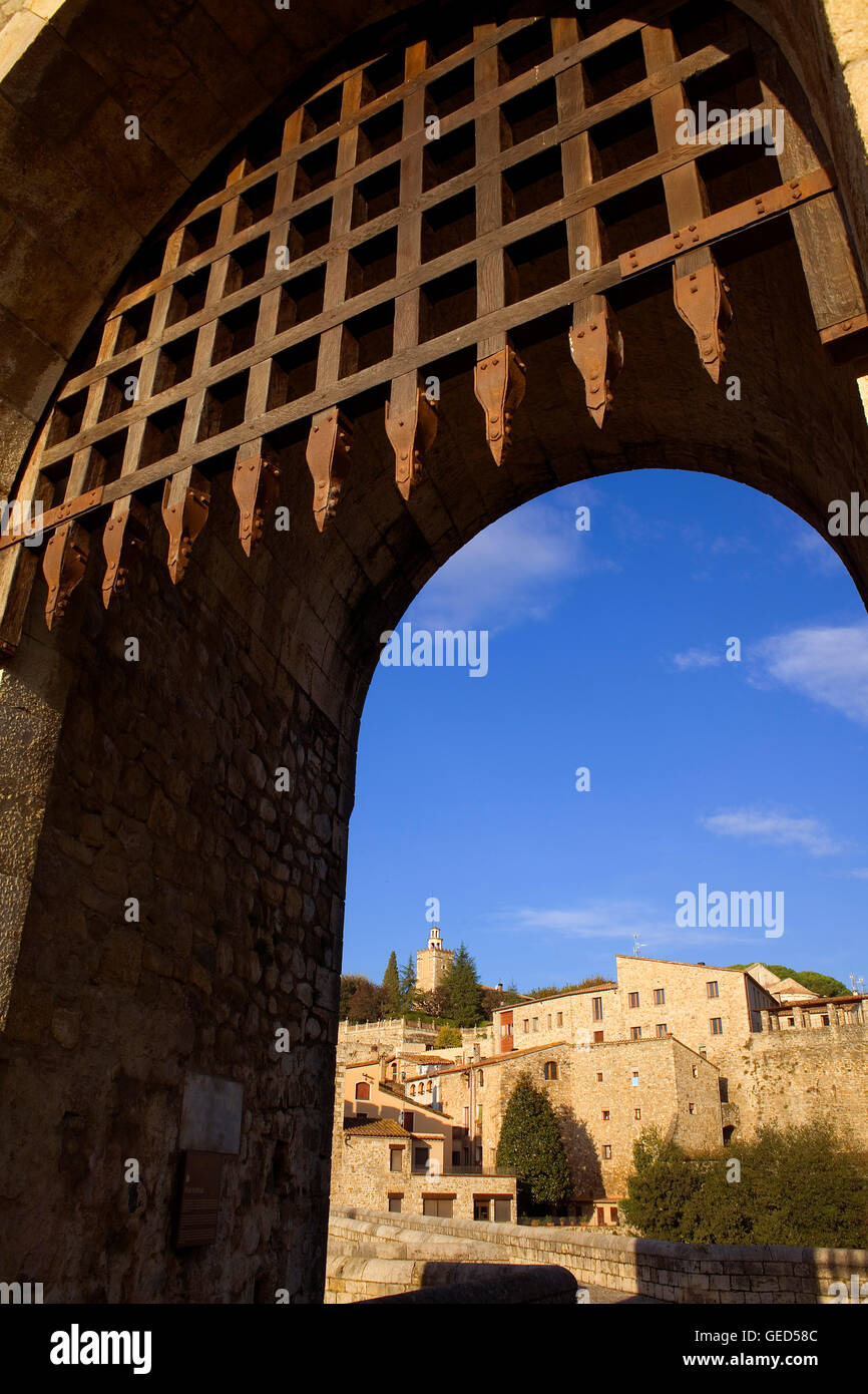 Besalú dal ponte medievale, la Garrotxa, Girona, Spagna Foto Stock