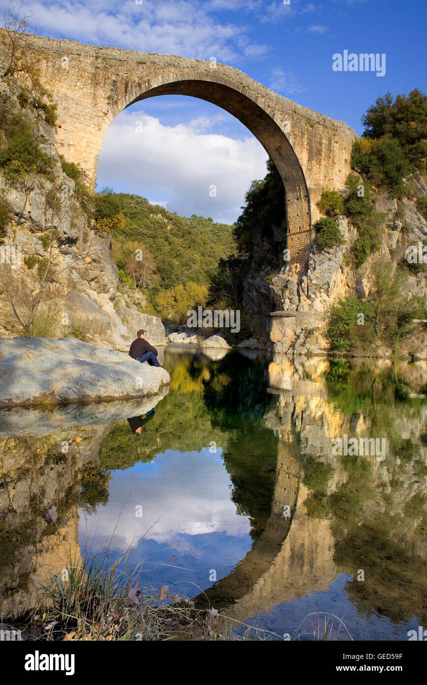 Llierca Ponte sul Fiume Llierca - XIV secolo -, tra Sadernes e Montagut villaggi, la Garrotxa, Girona, Spagna Foto Stock
