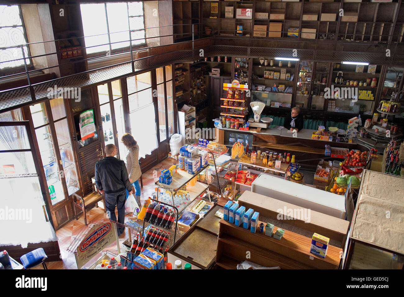 Alimentaciò shop, negozio di generi alimentari in Plaça de Baix, Santa Pau,Garrotxa Parco naturale,la provincia di Girona. La Catalogna. Spagna Foto Stock