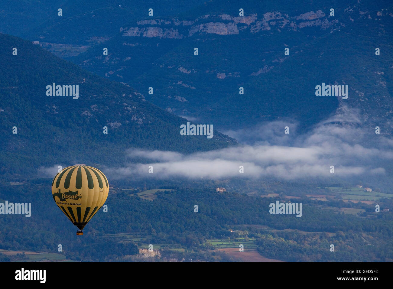 Sul palloncino su Garrotxa Parco naturale,la provincia di Girona. La Catalogna. Spagna Foto Stock