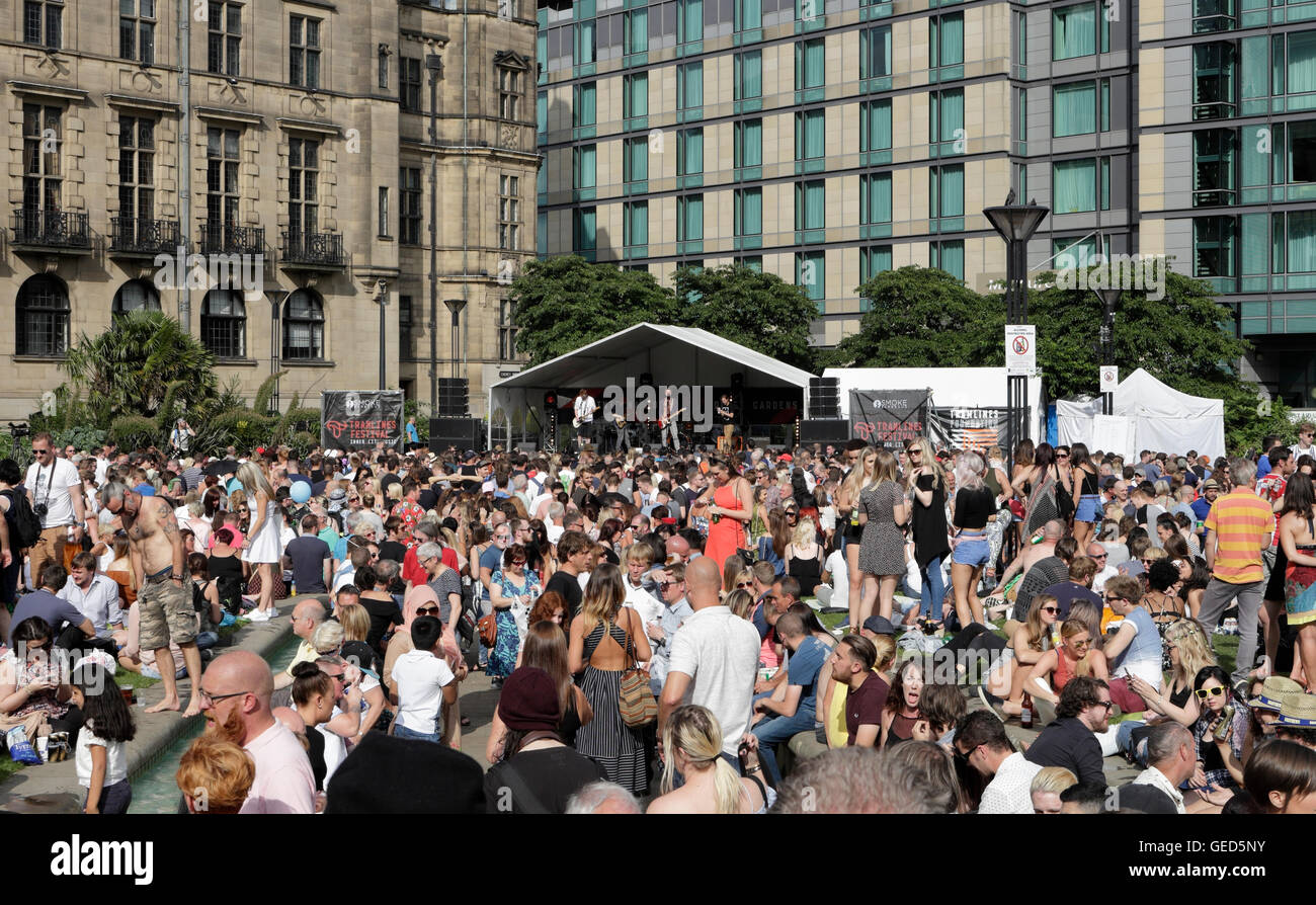 Sheffield Peace Gardens Music Festival Tramlines Event 2016, folla di concerti all'aperto. Inghilterra Regno Unito. Centro città open space Foto Stock