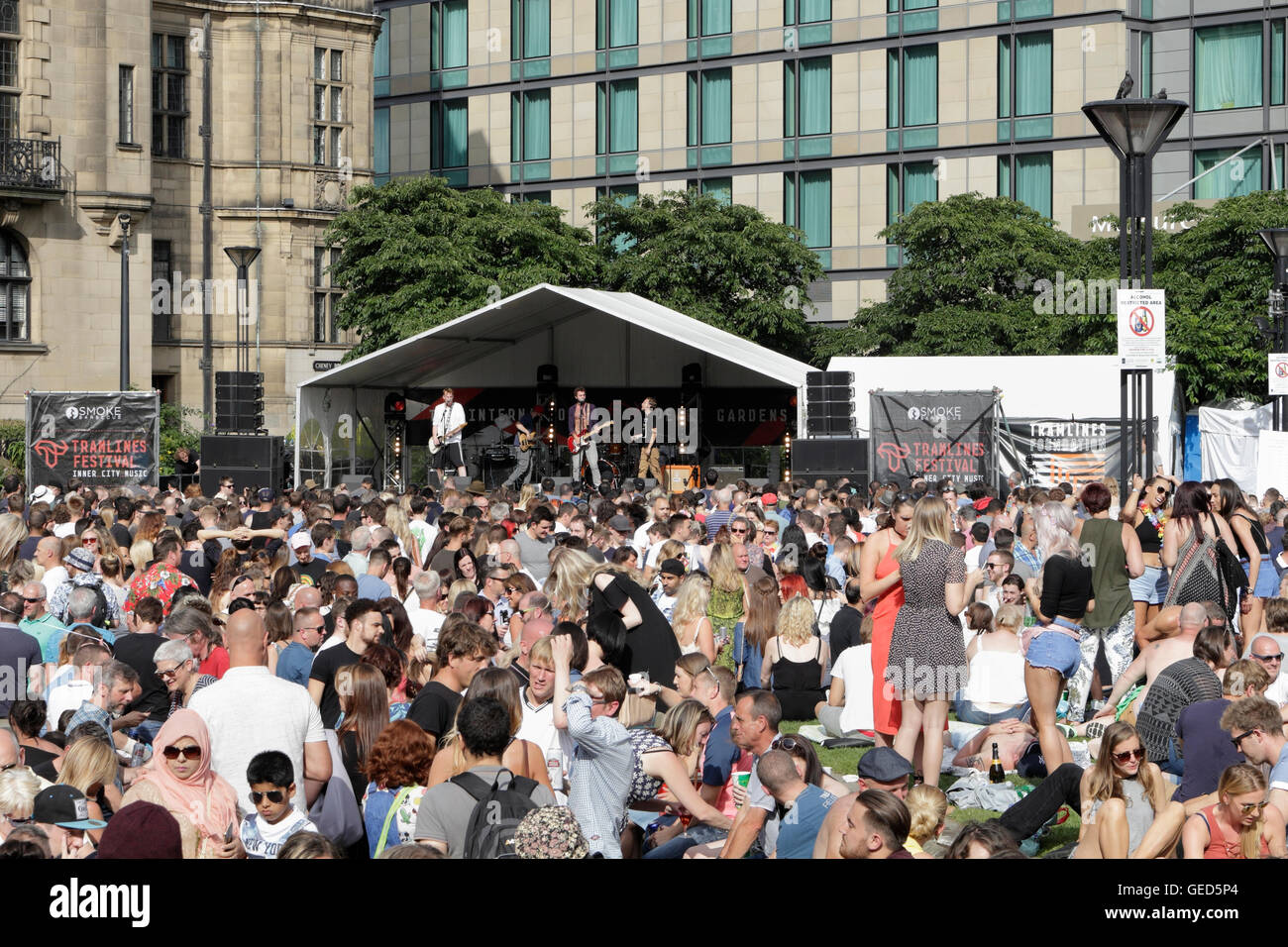Sheffield Peace Gardens Music Festival Tramlines Event 2016, folla a concerti all'aperto. Inghilterra Regno Unito. Centro città open space Foto Stock