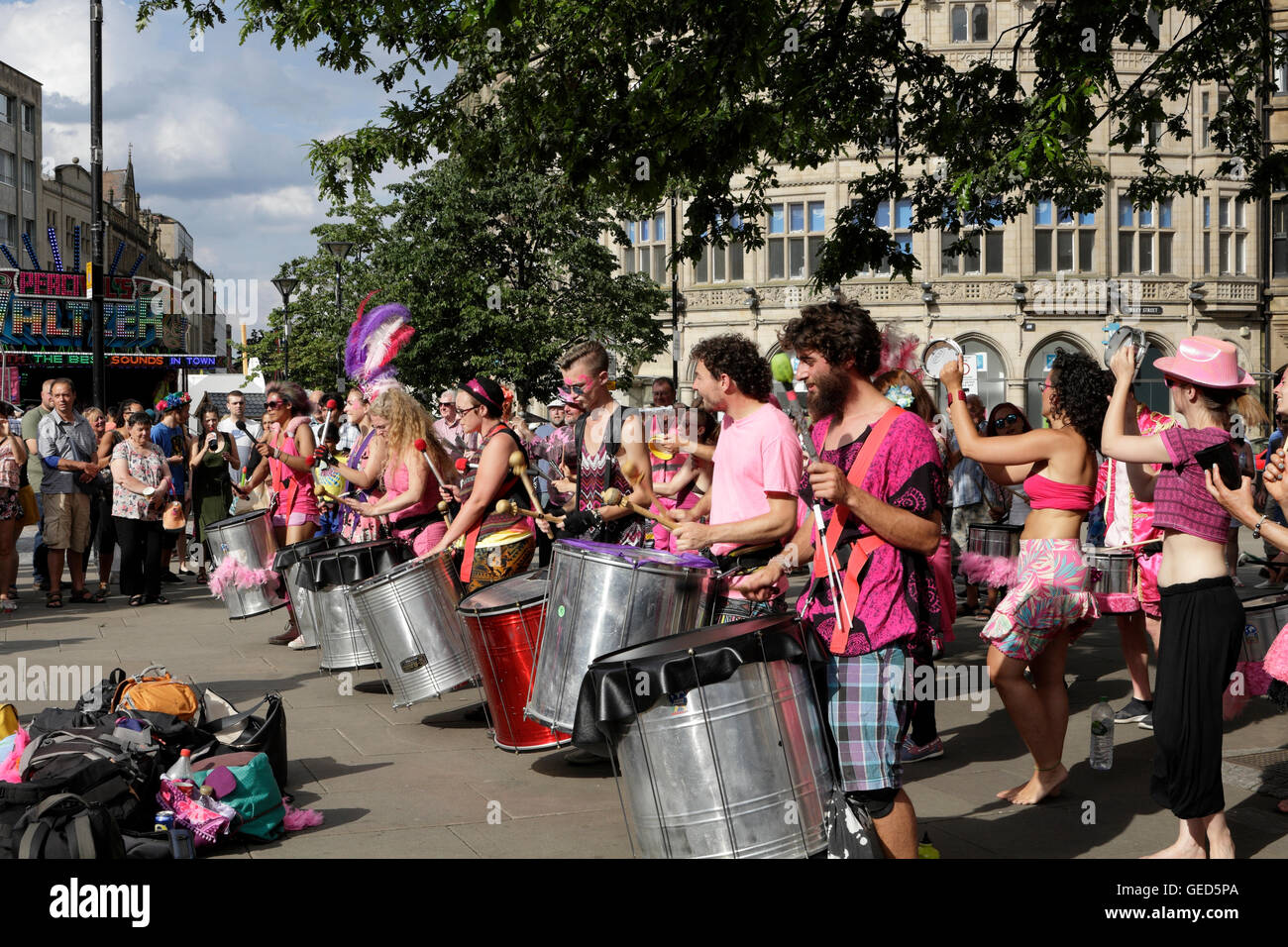 Gruppo di giocatori drumming divertente la folla al centro della città di Sheffield tracciafile Festival Inghilterra 2016 Foto Stock