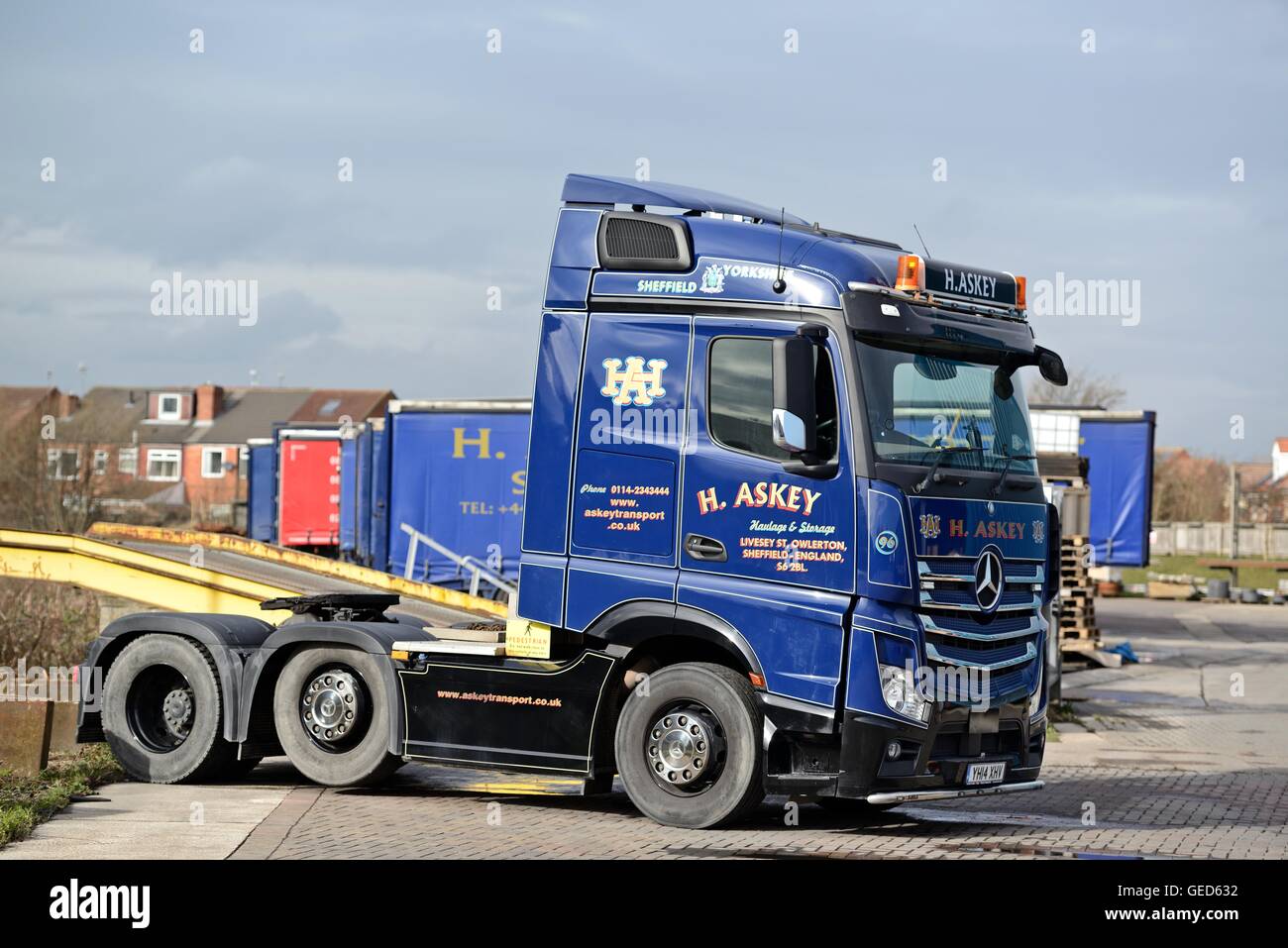 Mercedes Actros unità a trattore in piedi in un cantiere di trasporto nel South Yorkshire Foto Stock