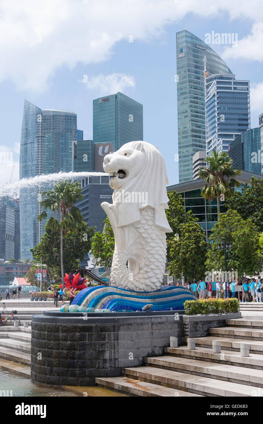 La statua Merlion (Singa-Lau) mostra CBD grattacieli, Marina Bay, zona centrale, Singapore Island (Pulau Ujong), Singapore Foto Stock