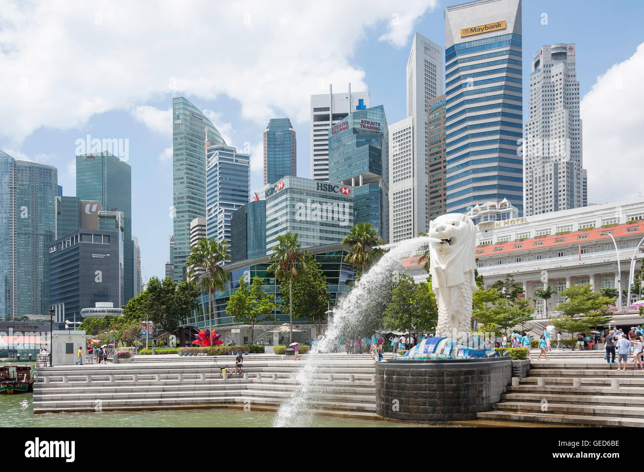 La statua Merlion (Singa-Lau) mostra CBD grattacieli, Marina Bay, zona centrale, Singapore Island (Pulau Ujong), Singapore Foto Stock