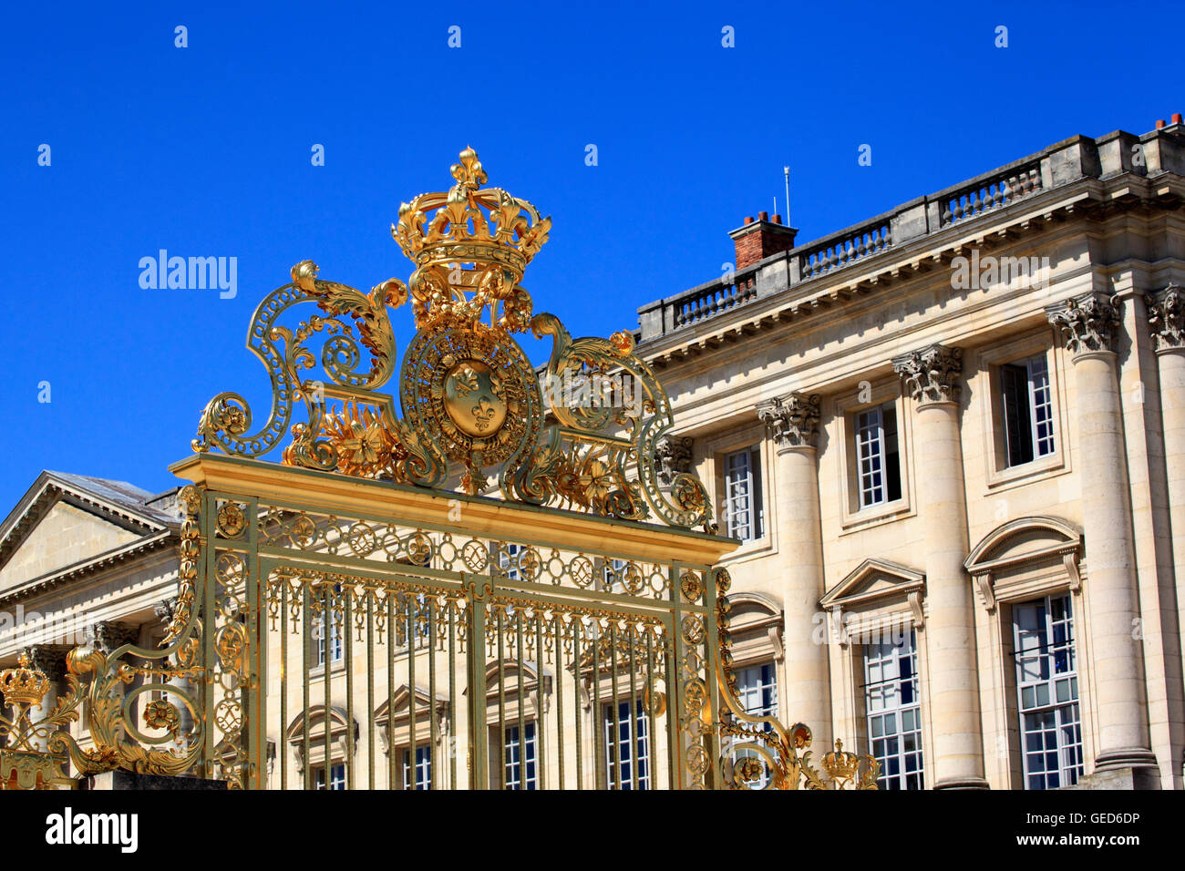 Il Gate d'onore della Reggia di Versailles, in Francia, in Europa Foto Stock