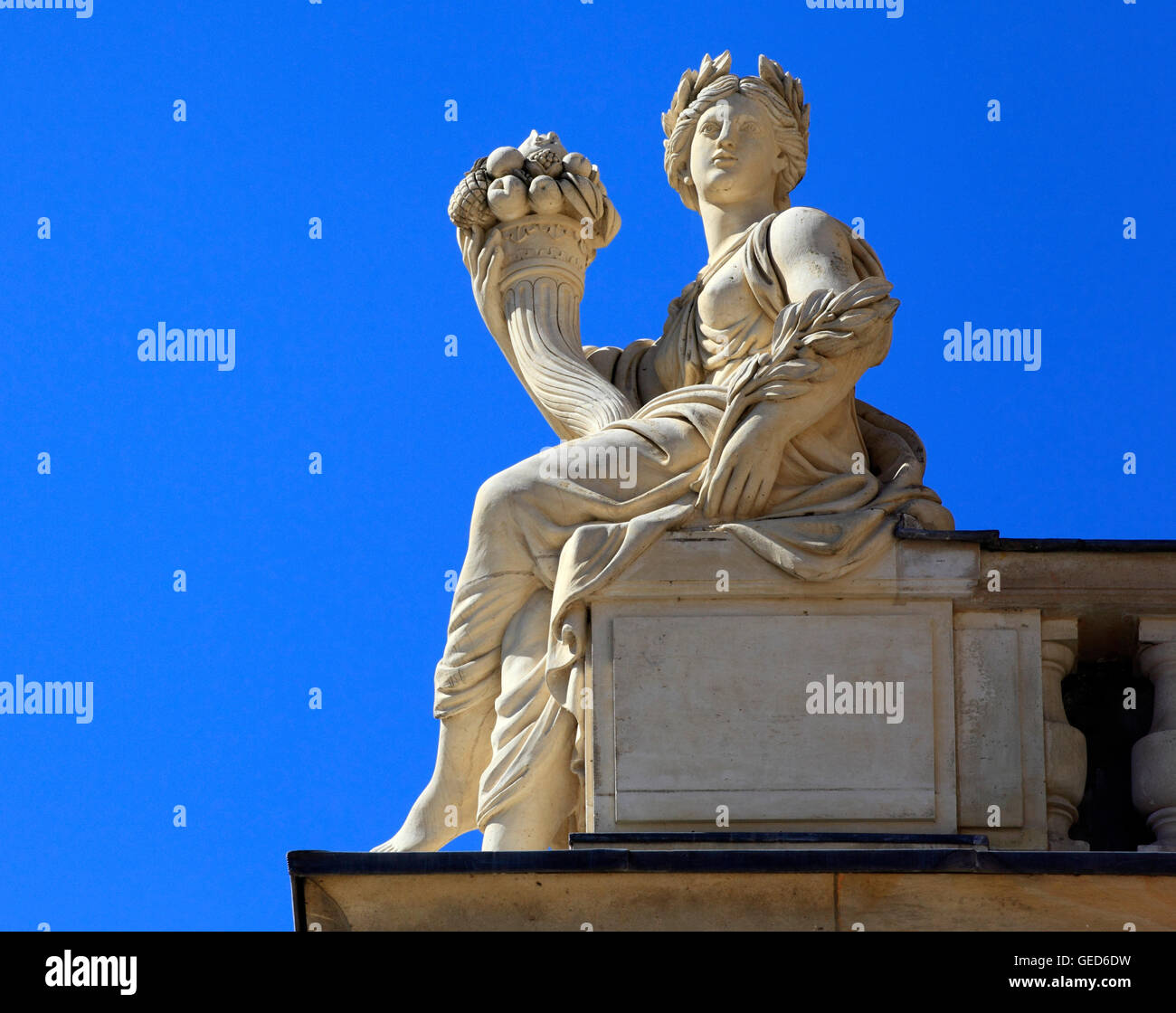 Una delle molte statue che ornano il Palazzo di Versailles, Francia, Europa Foto Stock