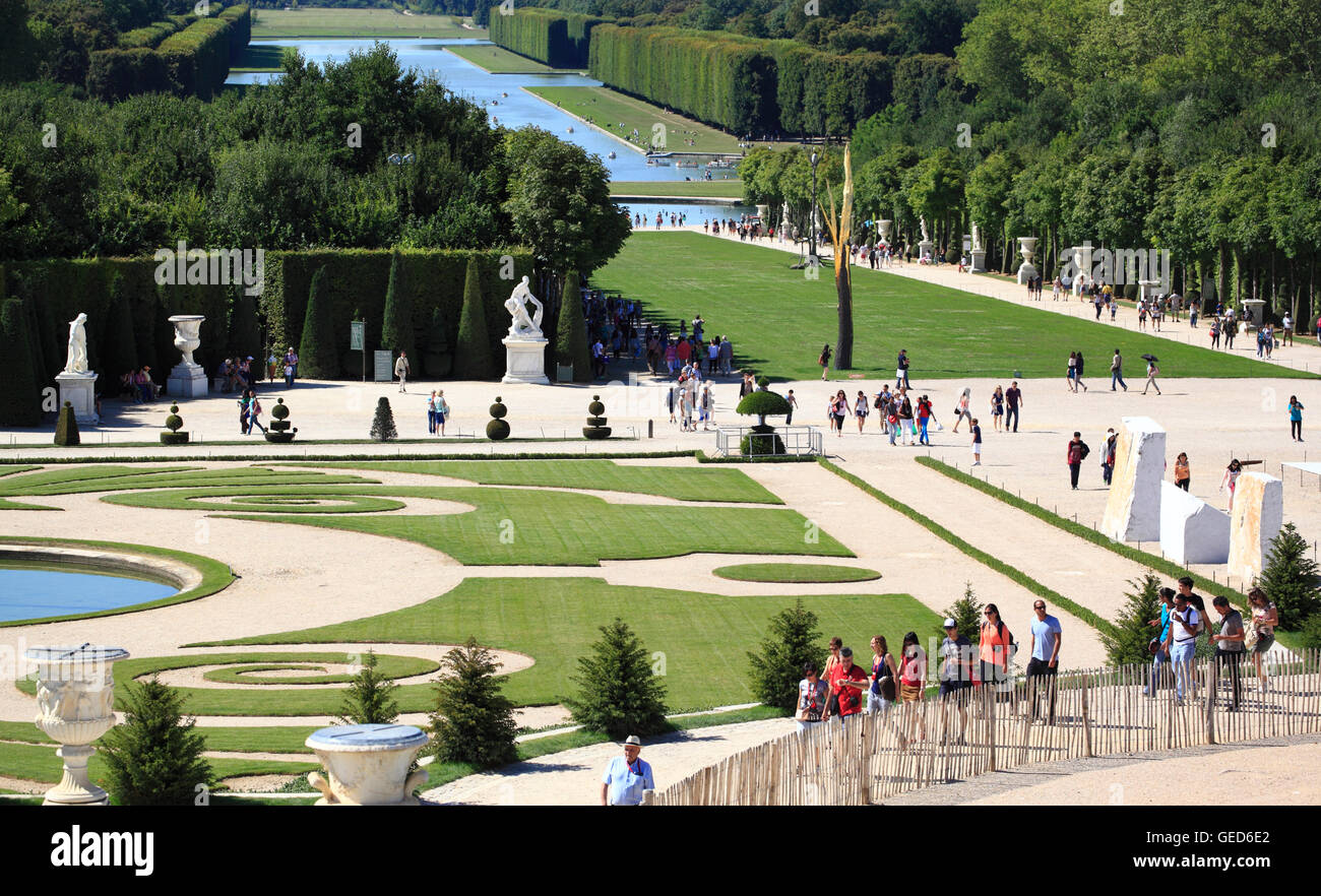 I turisti esplorare i giardini di Versailles, palazzo di Versailles, Versailles, Francia, Europa Foto Stock