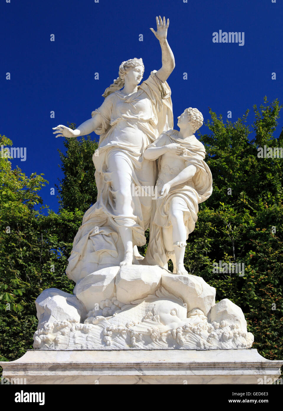 Una delle molte statue che ornano i Giardini della Reggia di Versailles, Versailles, Francia, Europa Foto Stock