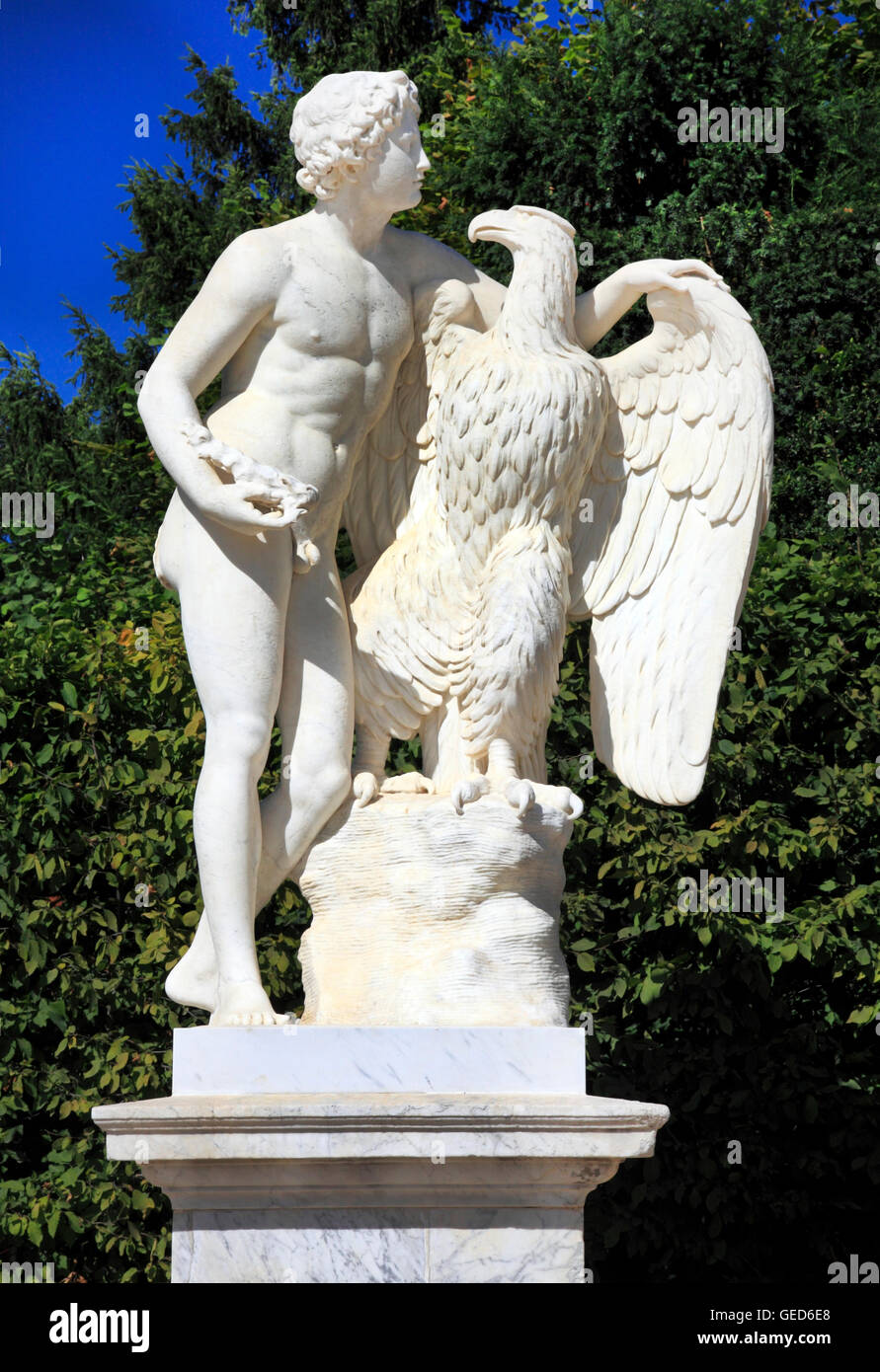 Una delle molte statue che ornano i Giardini della Reggia di Versailles, Versailles, Francia, Europa Foto Stock