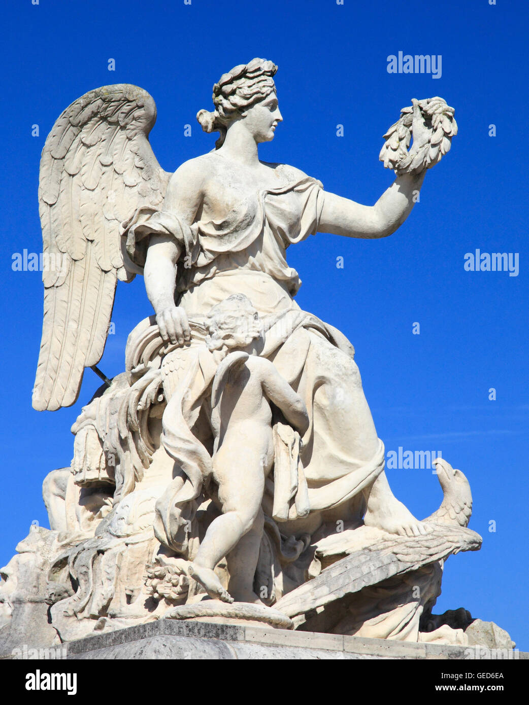 Una delle molte statue che ornano il Palazzo di Versailles, Francia, Europa Foto Stock