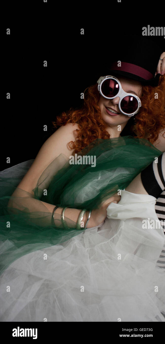 Giovane e bella donna che indossa vintage black sequin tank top, top hat e gli occhiali di protezione Foto Stock