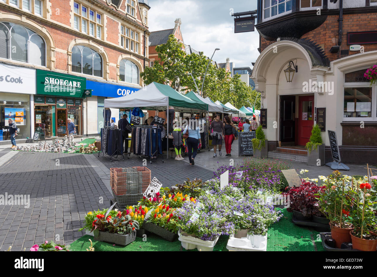 Impianto stallo a mercato all'aperto, Redhill High Street, Redhill Surrey, Inghilterra, Regno Unito Foto Stock