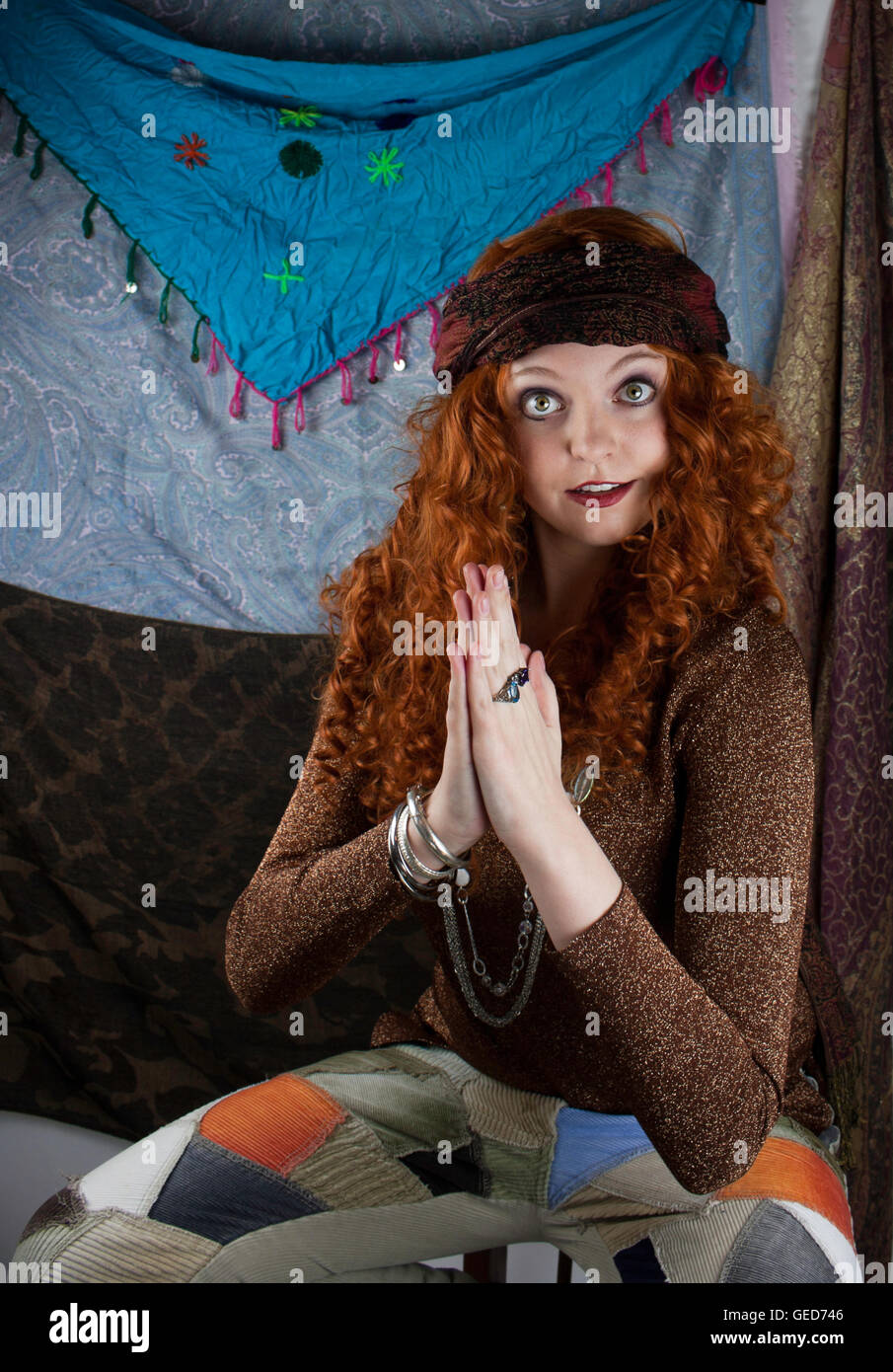 Piuttosto giovane donna vestita come gypsy con sciarpa e jeans con patch Foto Stock