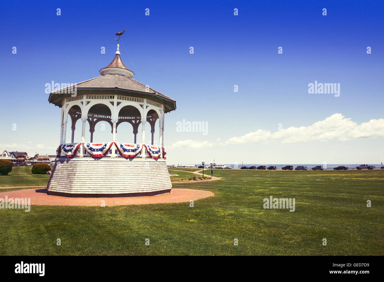 Gazebo con rosso, bianco e decorazione blu in un parco a Oak Bluffs, Massachusetts di Martha's Vineyard. Foto Stock