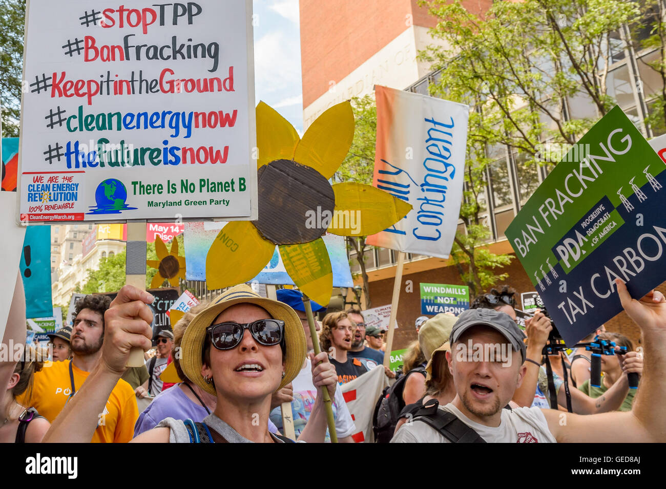 Philadelphia, Stati Uniti. Il 24 luglio, 2016. Alla vigilia della Convenzione Nazionale Democratica, migliaia hanno marciato in Philadelphia per azione per impedire la catastrofe climatica e presentare le loro richieste direttamente agli attuali e futuri responsabili politici Credito: Erik McGregor/Pacific Press/Alamy Live News Foto Stock