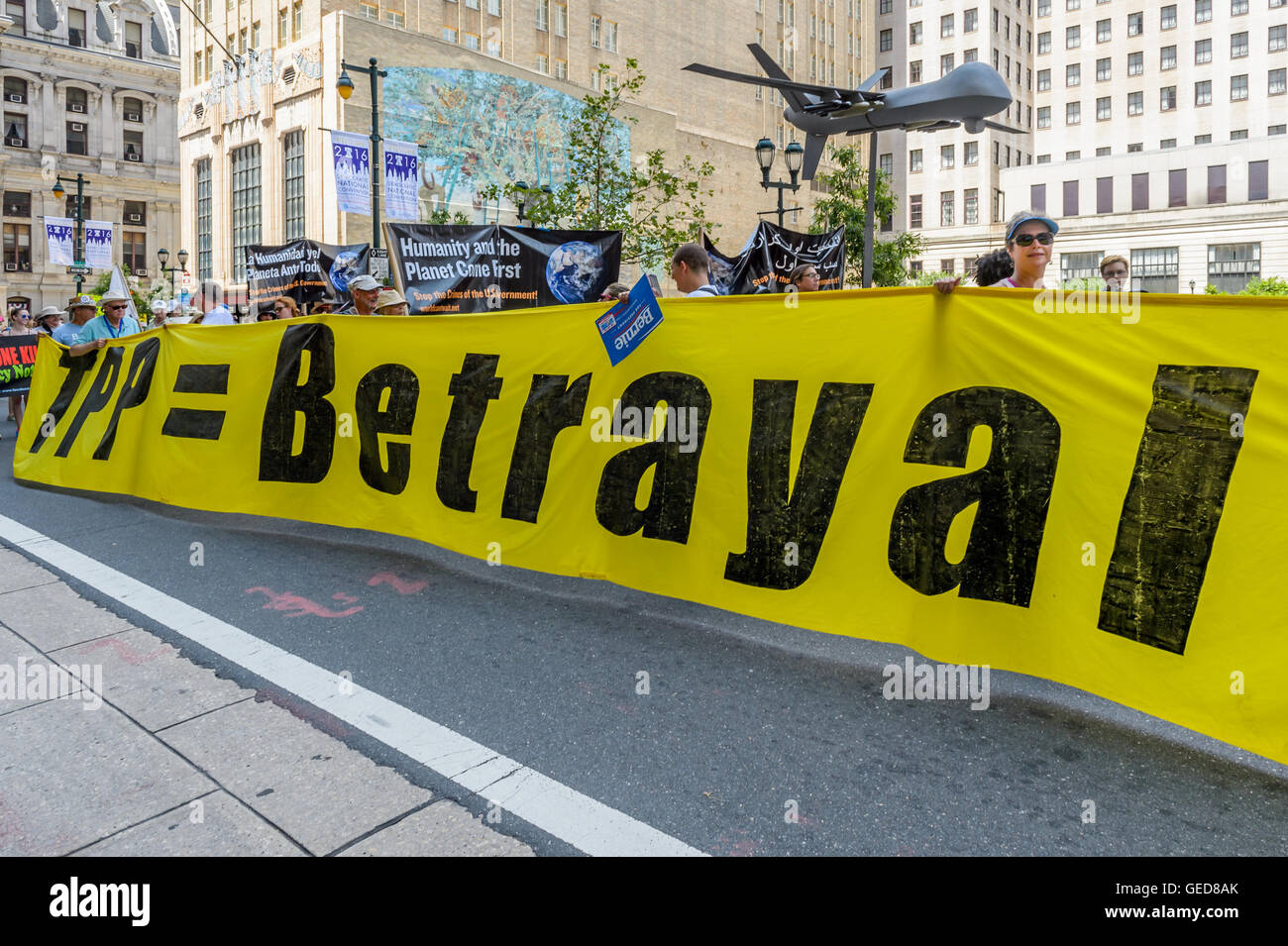 Philadelphia, Stati Uniti. Il 24 luglio, 2016. Alla vigilia della Convenzione Nazionale Democratica, migliaia hanno marciato in Philadelphia per azione per impedire la catastrofe climatica e presentare le loro richieste direttamente agli attuali e futuri responsabili politici Credito: Erik McGregor/Pacific Press/Alamy Live News Foto Stock