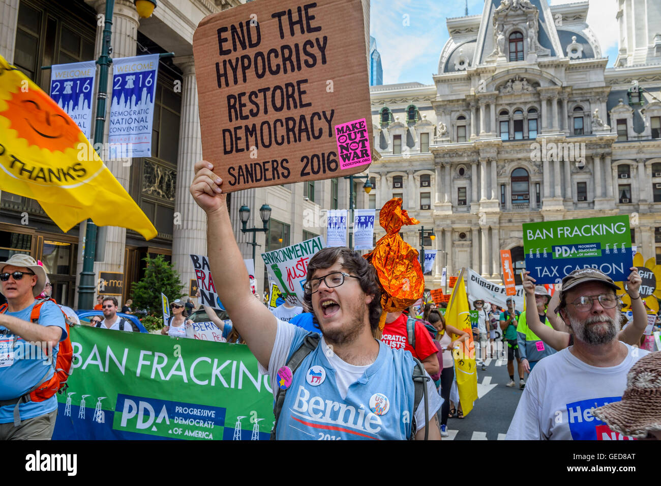 Philadelphia, Stati Uniti. Il 24 luglio, 2016. Alla vigilia della Convenzione Nazionale Democratica, migliaia hanno marciato in Philadelphia per azione per impedire la catastrofe climatica e presentare le loro richieste direttamente agli attuali e futuri responsabili politici Credito: Erik McGregor/Pacific Press/Alamy Live News Foto Stock