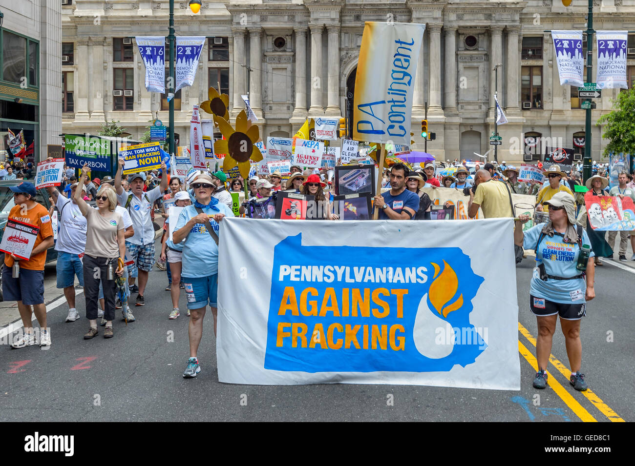 Philadelphia, Stati Uniti. Il 24 luglio, 2016. Alla vigilia della Convenzione Nazionale Democratica, migliaia hanno marciato in Philadelphia per azione per impedire la catastrofe climatica e presentare le loro richieste direttamente agli attuali e futuri responsabili politici Credito: Erik McGregor/Pacific Press/Alamy Live News Foto Stock