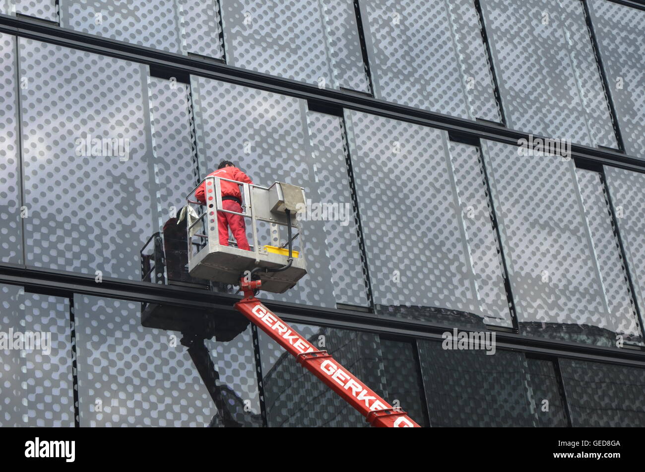 Detergente per vetri, uomo di lavoro, atto, basket, edificio, pulire, pulizia, detergente, cleanup, chiaro, gru, occhiali, alta Foto Stock