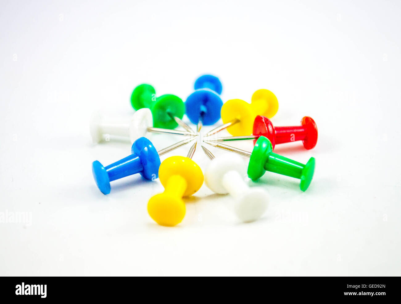 Puntina, carta pin in un isolato sfondo bianco Foto Stock