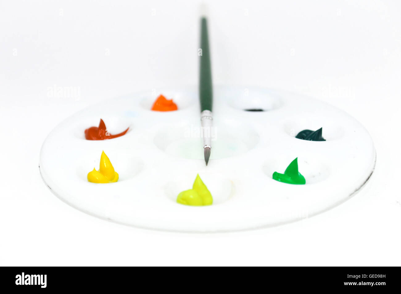 Tavolozza dei colori con spazzola in sfondo bianco diversa acqua colori colori immagine completa Foto Stock