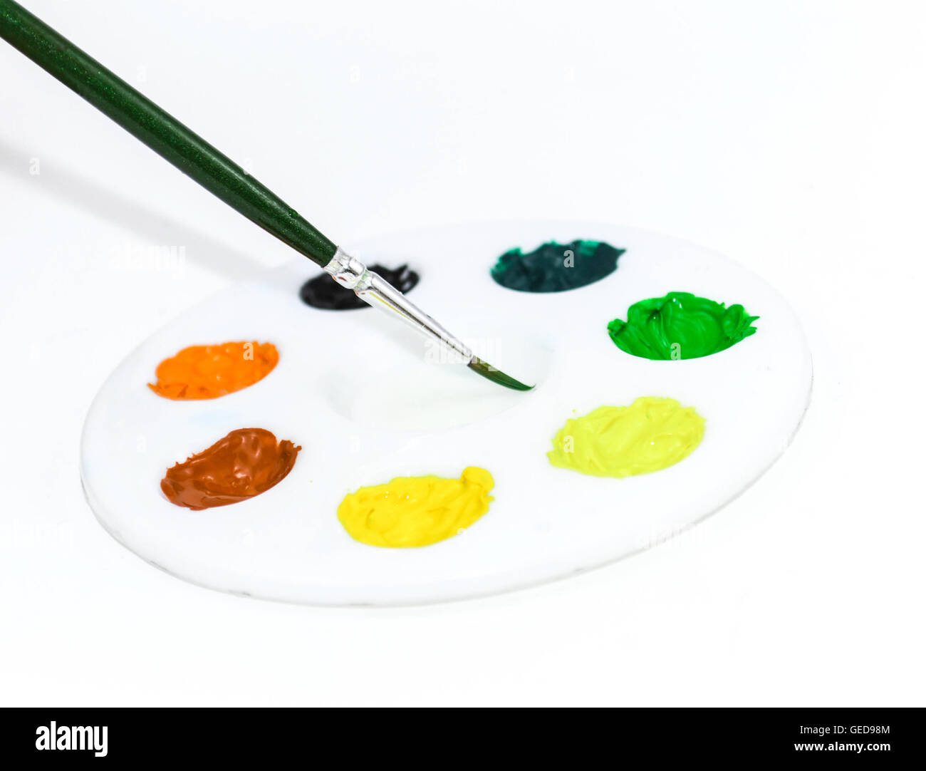 Tavolozza dei colori con spazzola in sfondo bianco con diffrnt colori colori acqua immagine completa immagine laterale Foto Stock