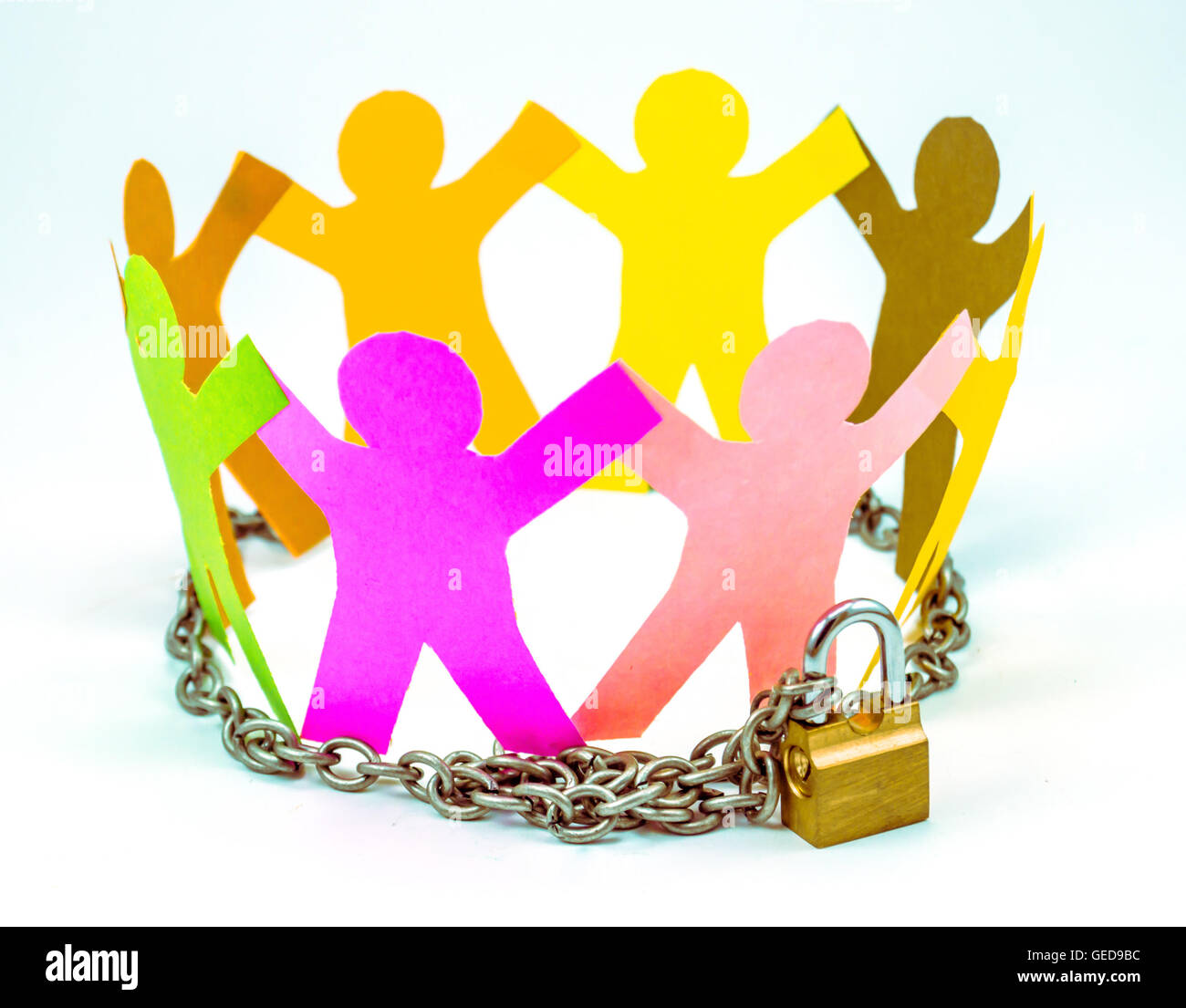 Cerchio giocoso, vicini, cerchio luminoso pentola di creta all'interno di carta tagliata. In uno sfondo bianco. Foto Stock