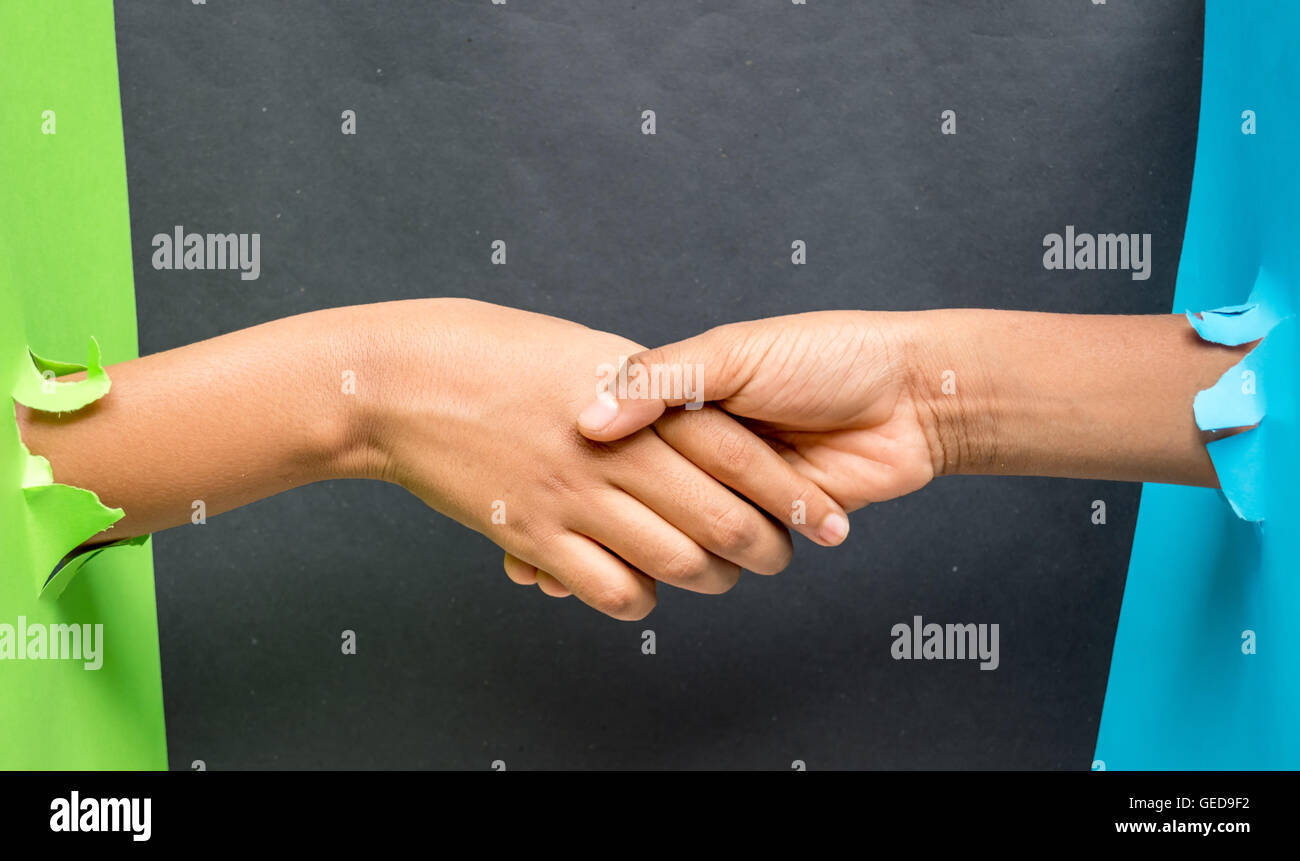Agitare a mano a due colori, verde e blu, multi ethinic Foto Stock