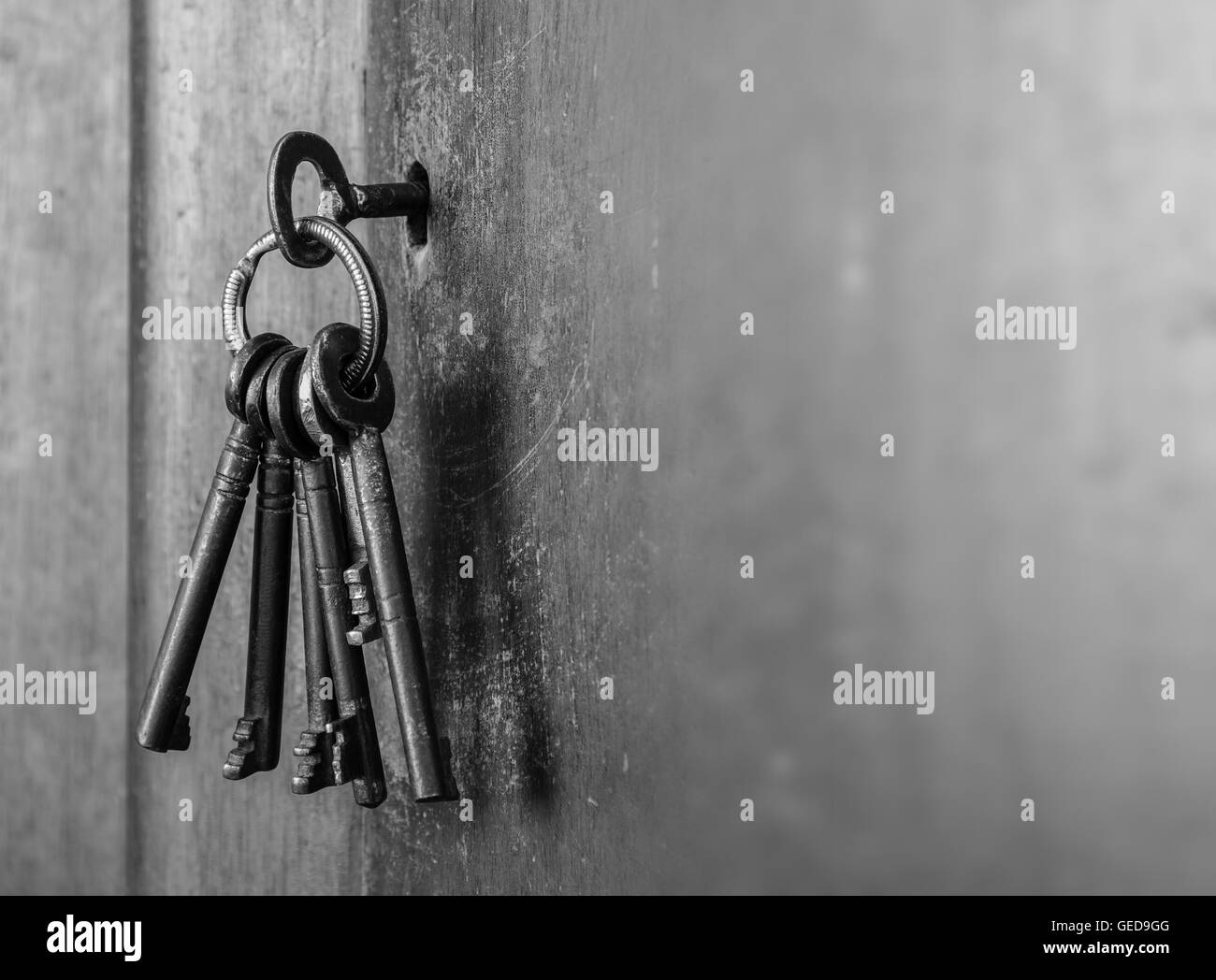 Vecchio mazzo di chiavi con spazio di copia Foto Stock